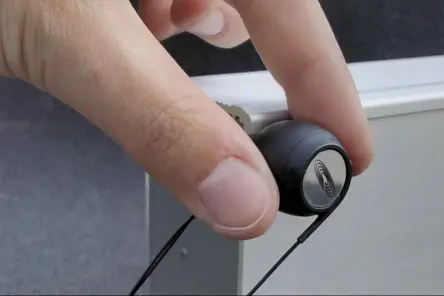 Integrated high resolution force sensor with patented shaker decoupling