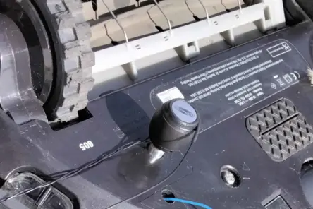 Efficient self-supporting shaker, self-aligning in any inclination